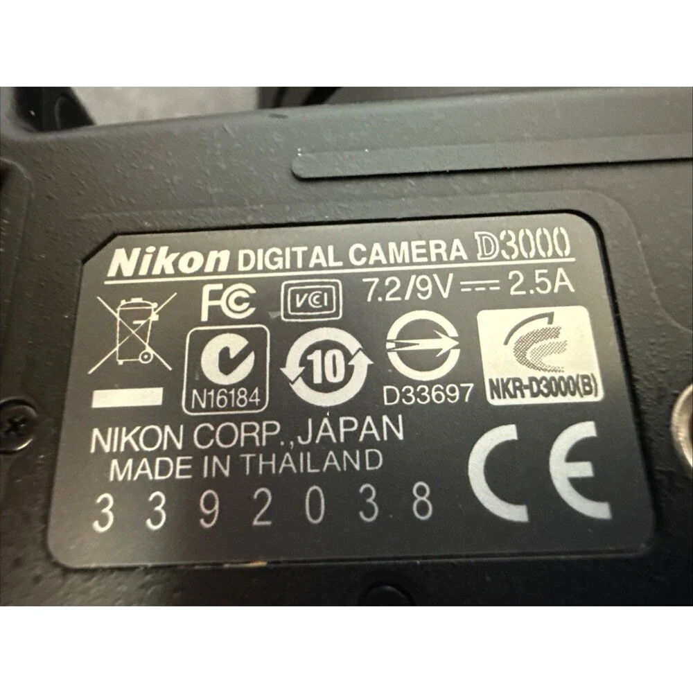 Nikon D3000 Digital SLR Camera w/ 18-55mm VR Lens , w/ 4 Batteries Box KIT ✅